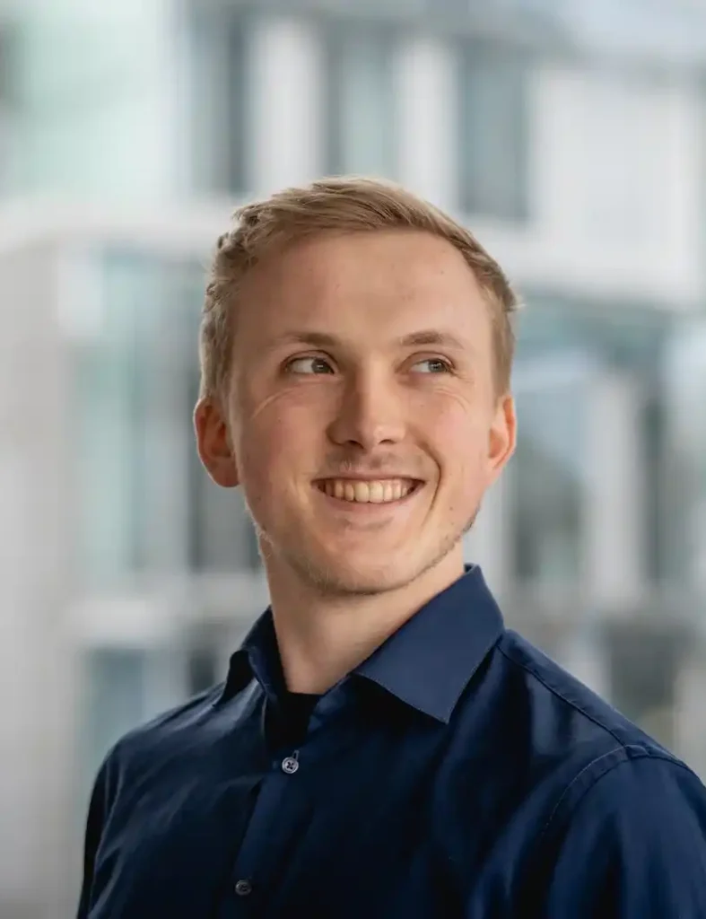 Kontakt 3 Paul Adolphs guckt nach oben 2